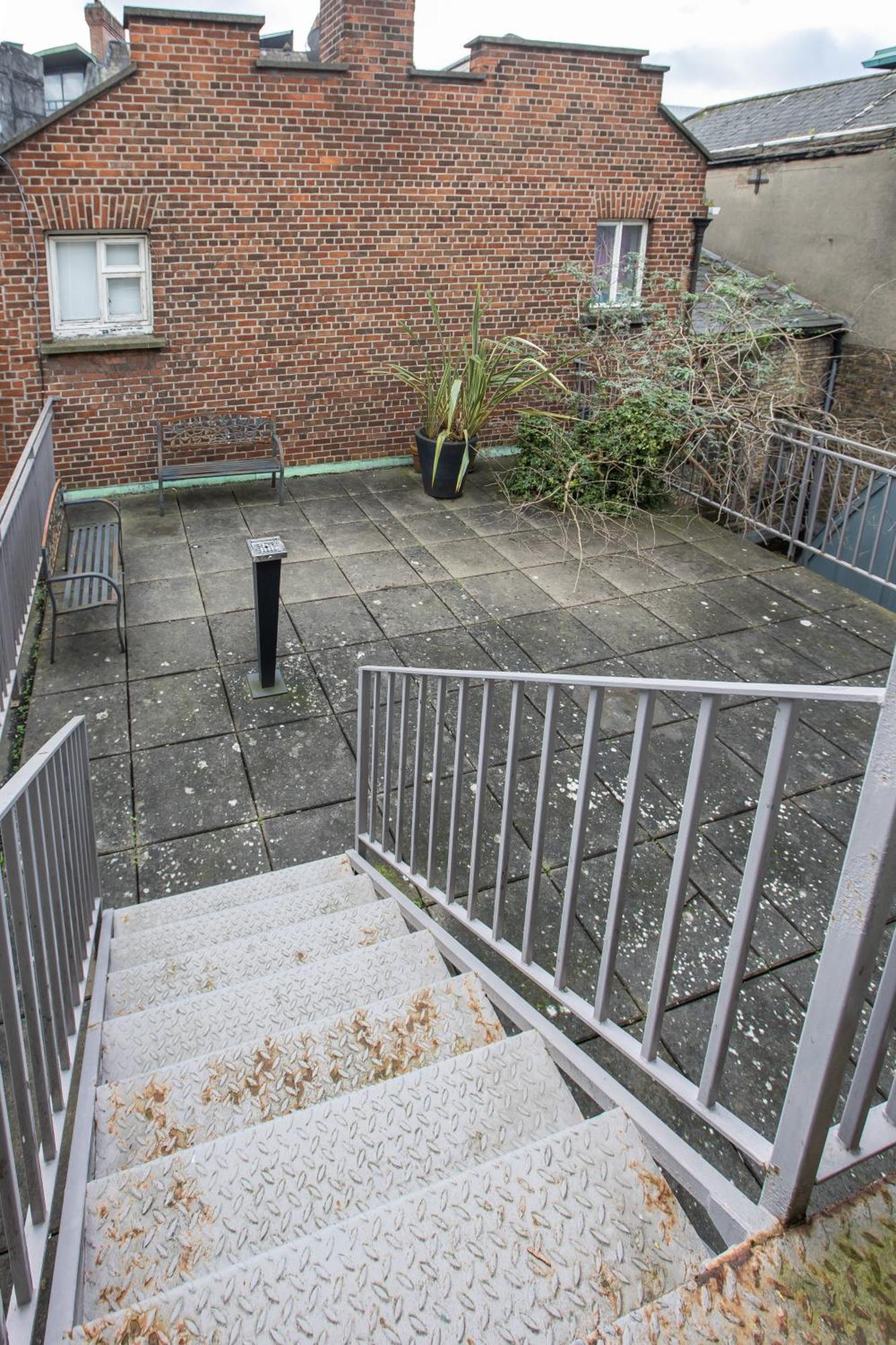 Temple Bar Essex Apartments Дублин Экстерьер фото