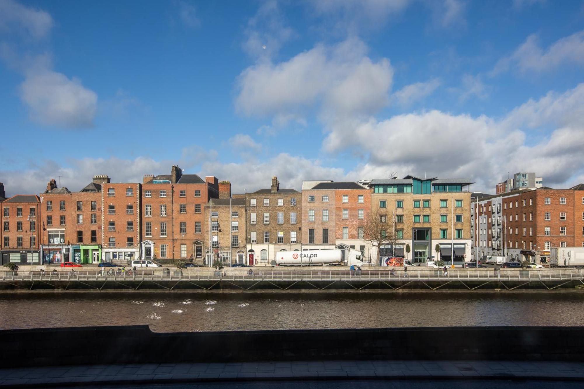 Temple Bar Essex Apartments Дублин Экстерьер фото